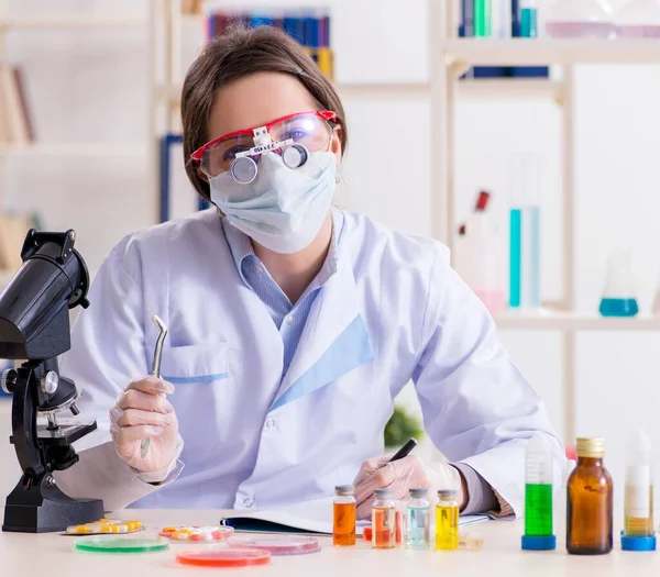 Lab assistent in drug synthese concept — Stockfoto
