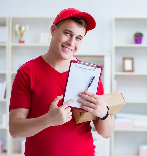 Brevbäraren levererar ett paket — Stockfoto