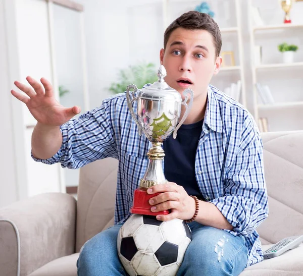 Jeune homme étudiant regarder le football à la maison — Photo