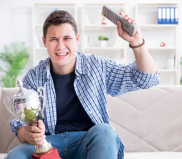 Jeune homme étudiant regarder le football à la maison — Photo