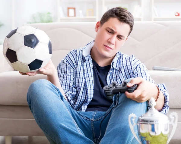 Hombre joven jugando juegos de ordenador en casa —  Fotos de Stock