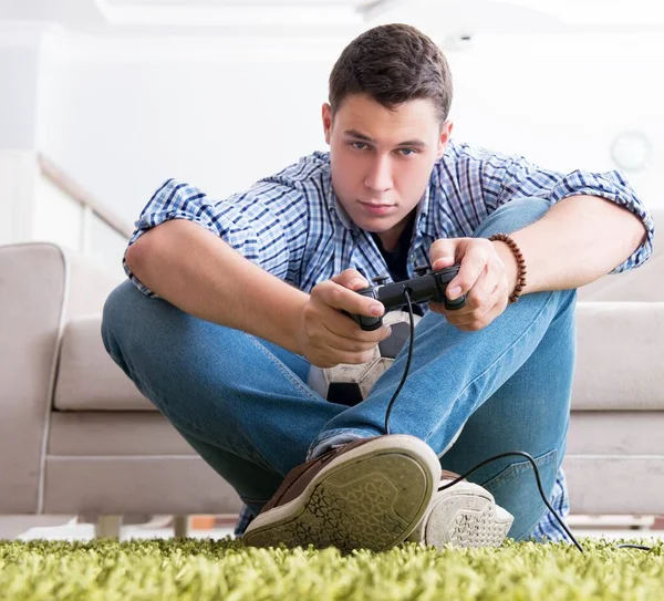 Jongeman die thuis computerspelletjes speelt — Stockfoto