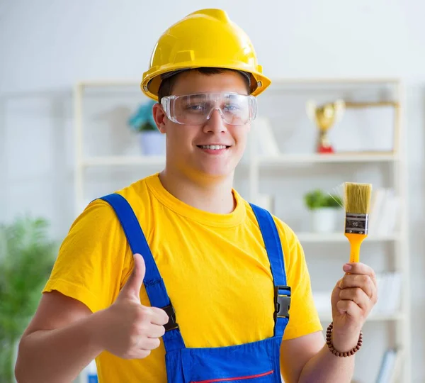 Pintor trabalhando em casa em projeto de remodelação — Fotografia de Stock