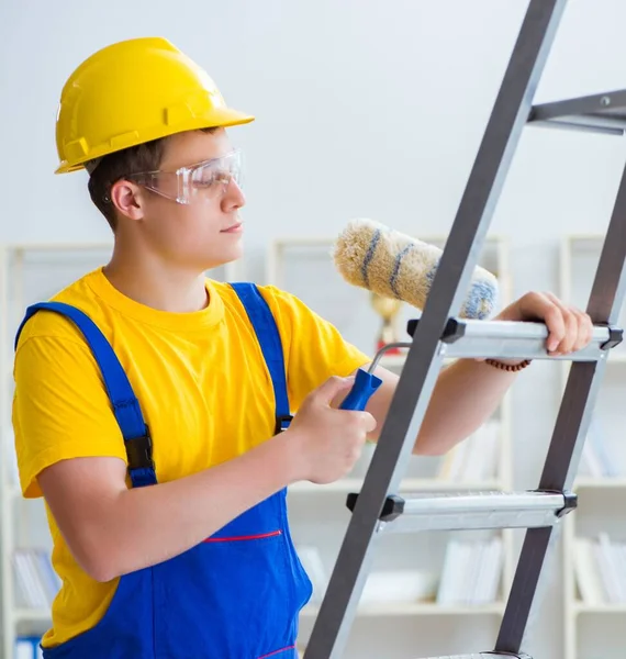 Pintor trabalhando em casa em projeto de remodelação — Fotografia de Stock