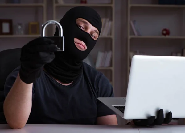 Hacker hacken Computer spät in der Nacht — Stockfoto