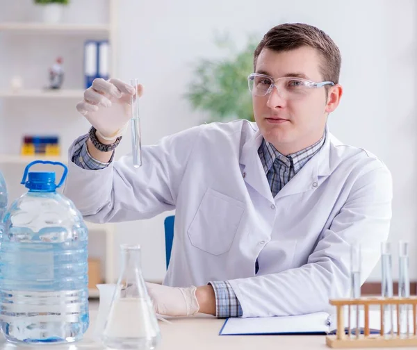 Młody student chemii eksperymentujący w laboratorium — Zdjęcie stockowe