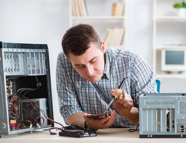 Jovem técnico de reparação de computador em oficina — Fotografia de Stock