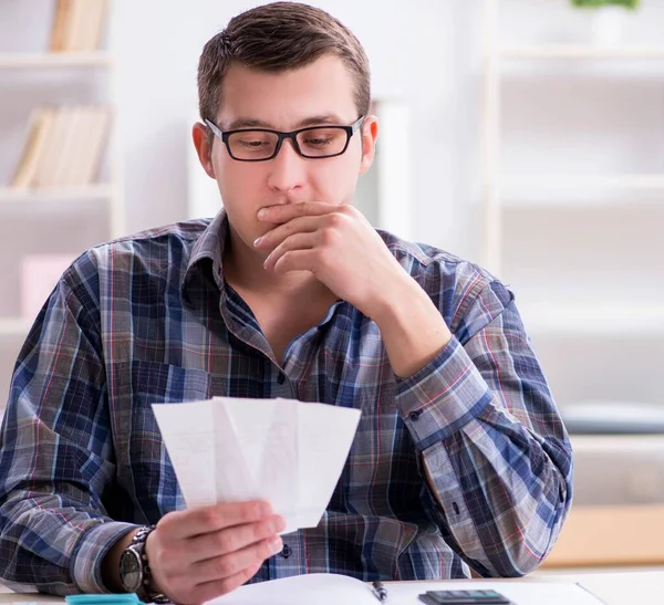 Jeune homme frustré par sa maison et les factures fiscales — Photo