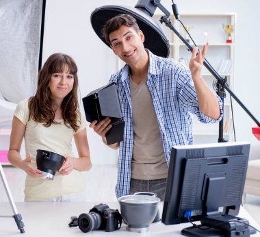 Fotoğraf stüdyosunda çalışan genç fotoğrafçı.