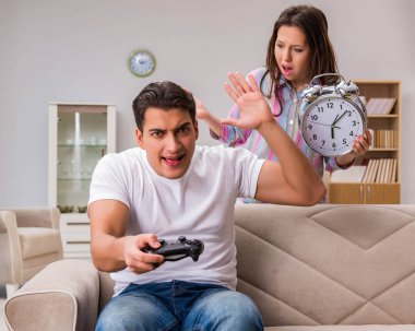 Bilgisayar oyunları bağımlılığından muzdarip genç aile