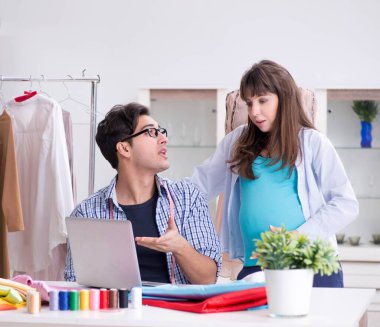 Hamile kadın yeni kıyafet için terziye gidiyor.