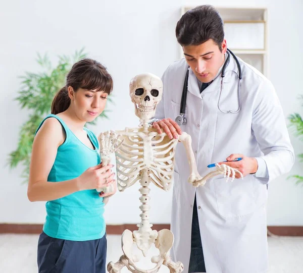 医生显示骨骼对病人的伤害类型 — 图库照片