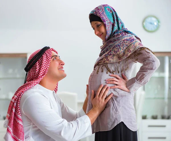 Ung arabisk muslimsk familj med gravid fru väntar barn — Stockfoto