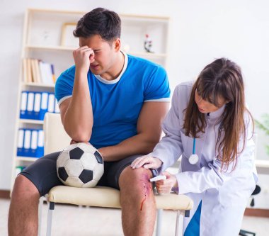 Futbolcu yaralandıktan sonra doktoru ziyaret etti
