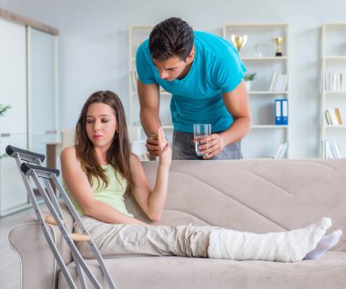 Koca adam yaralı karısına destek oluyor.