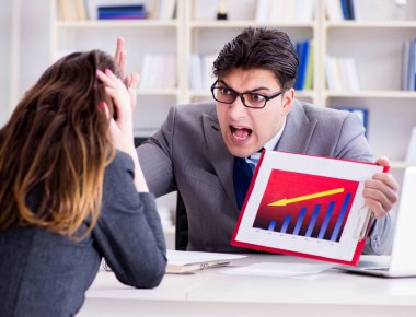 İş adamıyla iş kadını arasındaki iş görüşmesi