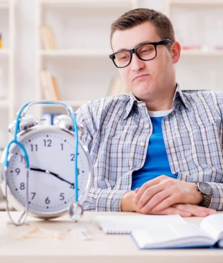 Tıp öğrencisinin ödevini tamamlaması için son teslim tarihi eksik.