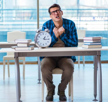 Üniversitede ders sırasında öğrenci