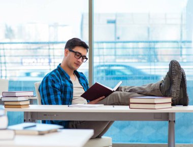 Üniversitede ders sırasında öğrenci