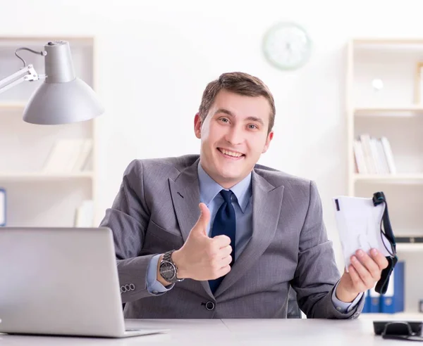 Empresario con gafas de realidad virtual en oficina —  Fotos de Stock