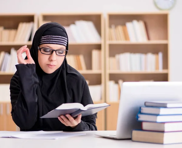 Chica musulmana en hiyab estudiando preparación para los exámenes — Foto de Stock