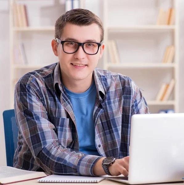 Giovane studente che studia su internet nel concetto di telelearning — Foto Stock