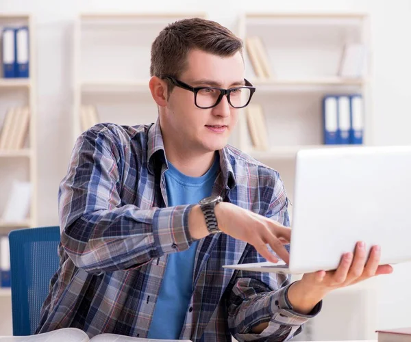 Jovem estudante estudando através da internet no conceito de telellearning — Fotografia de Stock