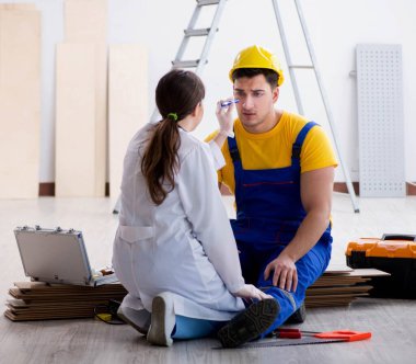 Bacağı ve doktoru yaralı bir işçi.