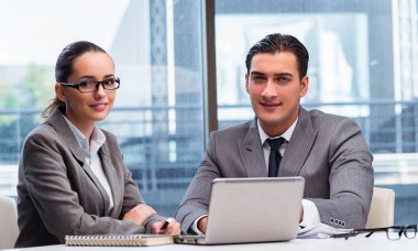 İş adamları ofiste tartışıyorlar.