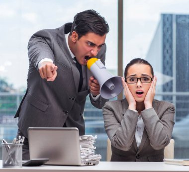 Patron takım arkadaşına bağırıyor.