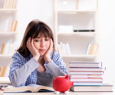 Eğitim konseptinde genç bayan öğrenci