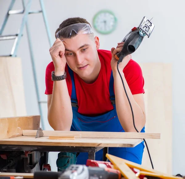 Entrepreneur travaillant dans l'atelier — Photo