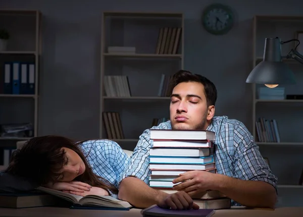 Dos estudiantes estudiando hasta tarde en la noche — Foto de Stock