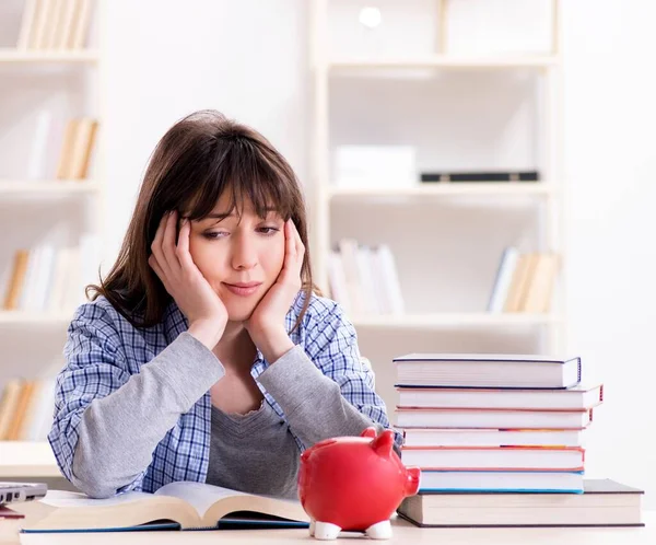 Eğitim konseptinde genç bayan öğrenci