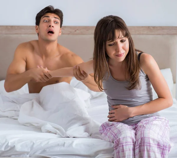 Mujer y hombre en el dormitorio —  Fotos de Stock