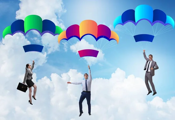 Affärsmän faller ner på fallskärmar — Stockfoto