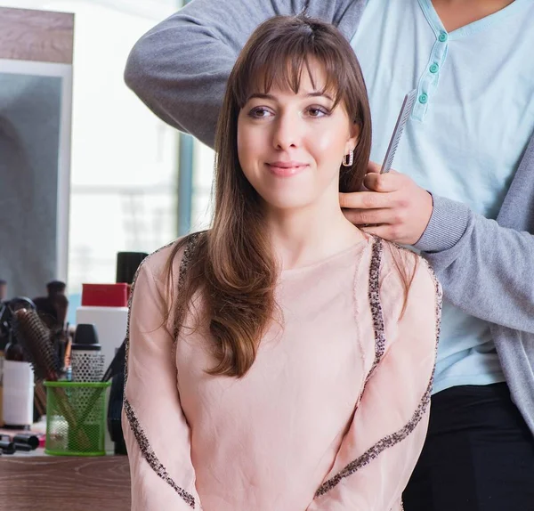 Man stylist working with woman in beauty salon — Stock Photo, Image