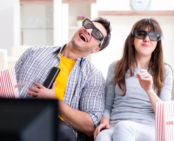 Pareja viendo 3d película en casa Fotos de stock libres de derechos