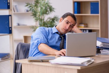 Genç işadamı aşırı çalışmaktan memnun değil.