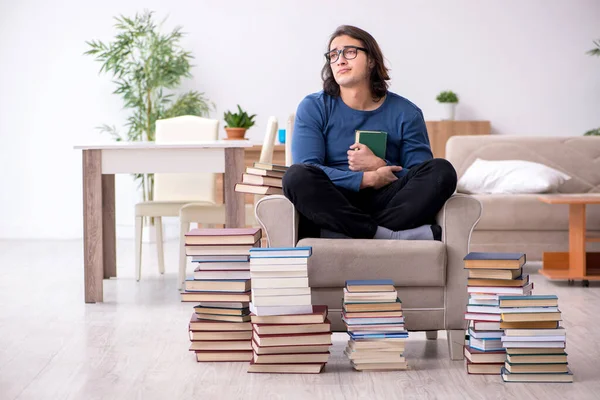 Giovane studente maschio preparazione per gli esami a casa — Foto Stock