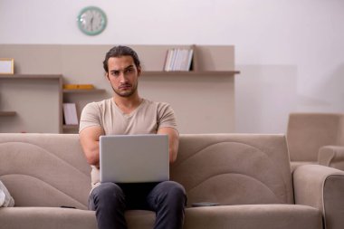 Evde çalışan genç bir erkek serbest yazar.