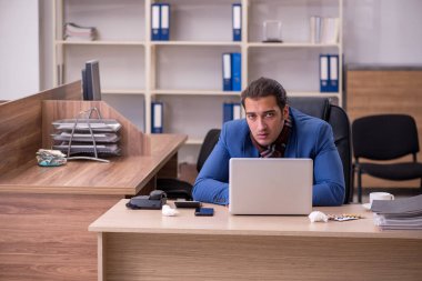 Genç hasta işadamı işyerinde acı çekiyor