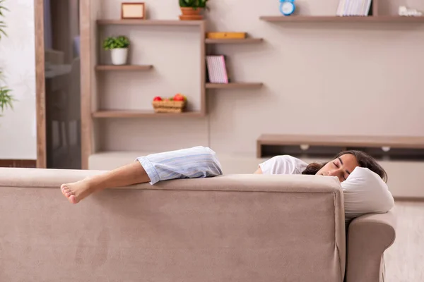 Giovane uomo pigro nel concetto di dormire troppo a casa — Foto Stock