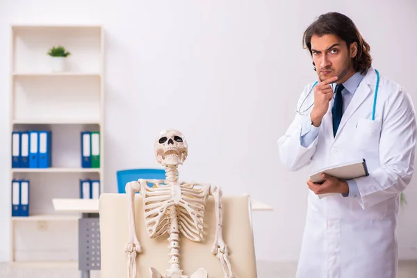 Médico louco examinando paciente morto — Fotografia de Stock