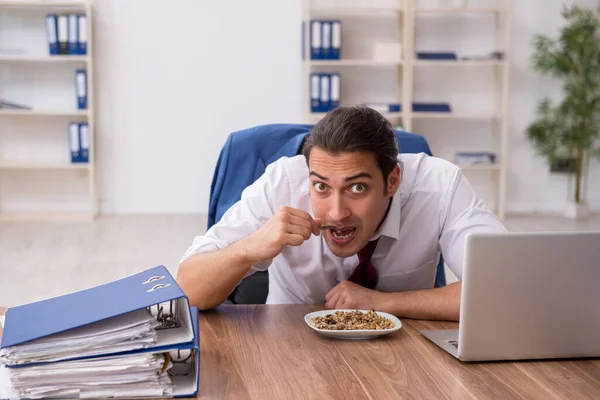 休憩中に蕎麦を食べる空腹の男性従業員 — ストック写真