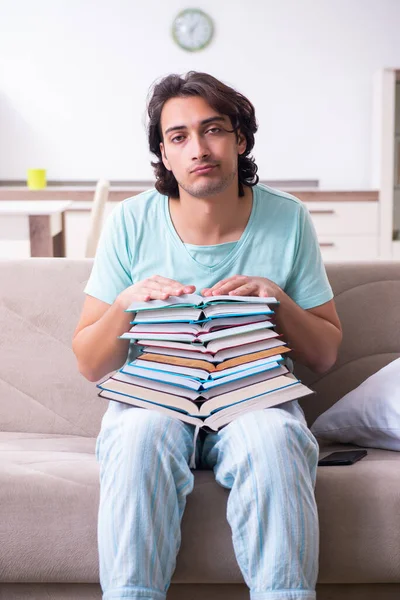 Mladý muž student nešťastný s nadměrnou prací doma — Stock fotografie