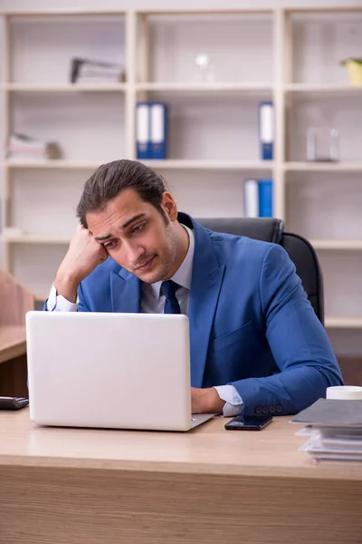 Joven trabajador empresario enfermo que sufre en el lugar de trabajo —  Fotos de Stock