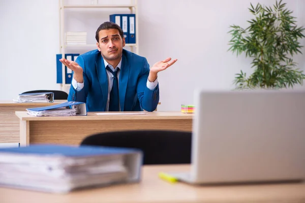 Jovem empresário empregado infeliz com excesso de trabalho no de — Fotografia de Stock