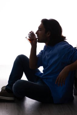 Genç adam alkolizmden muzdarip.