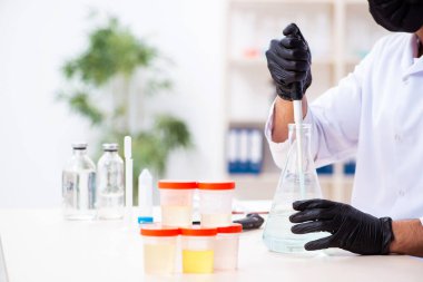 Laboratuvarda çalışan genç bir kimyager.